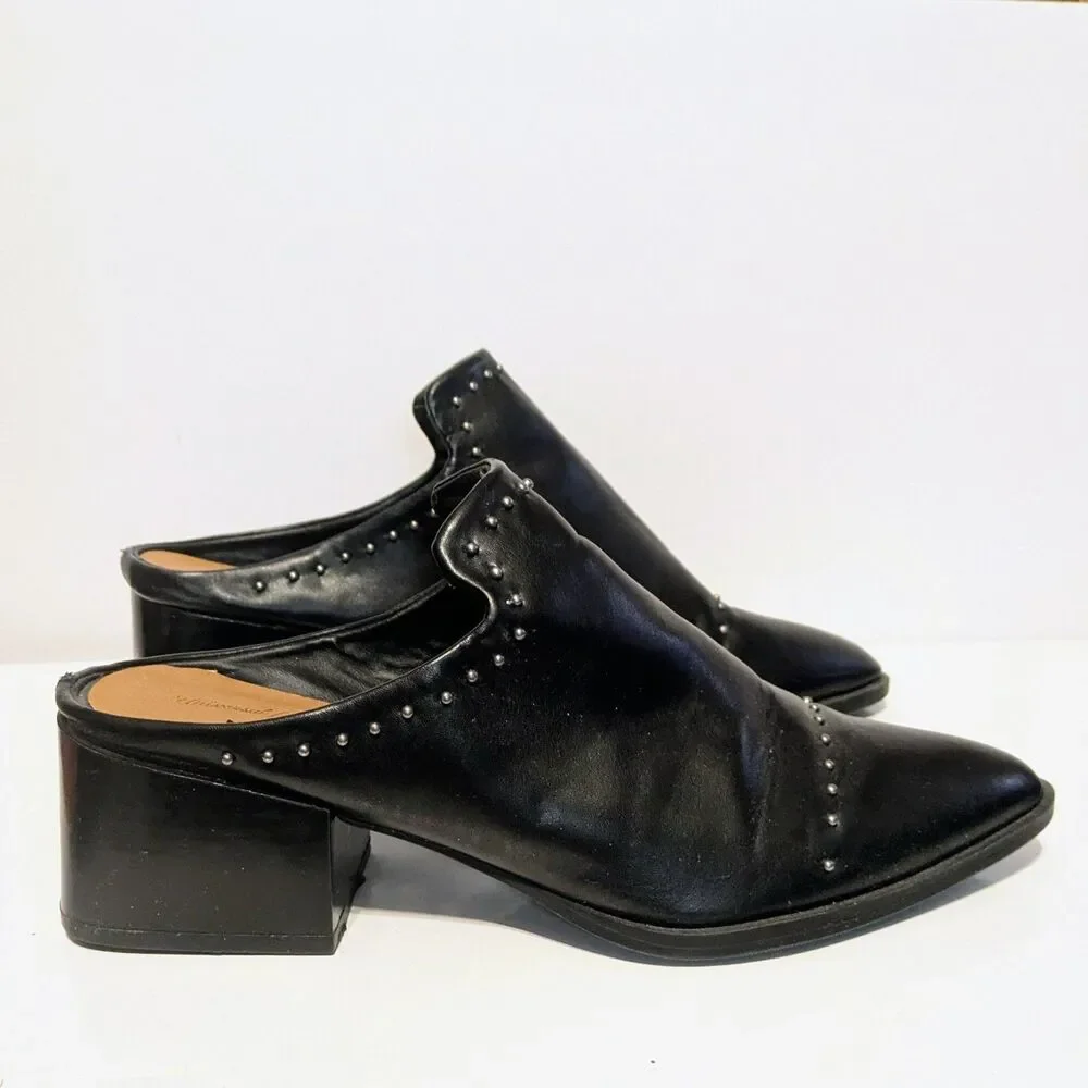 New Universal Thread Crista Women 7.5M Studs 2